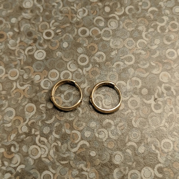 mejuri 14k gold bold hoops gold bold